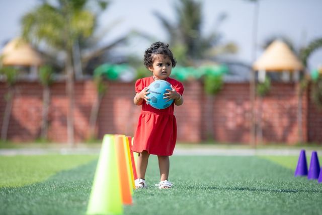 埃基蒂克助攻涉手球争议，主裁观看VAR核查